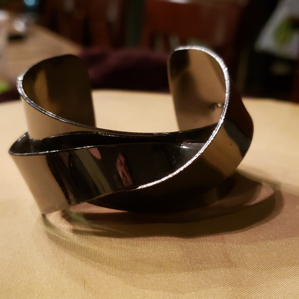 2/12 Black metal twisted cuff bracelet